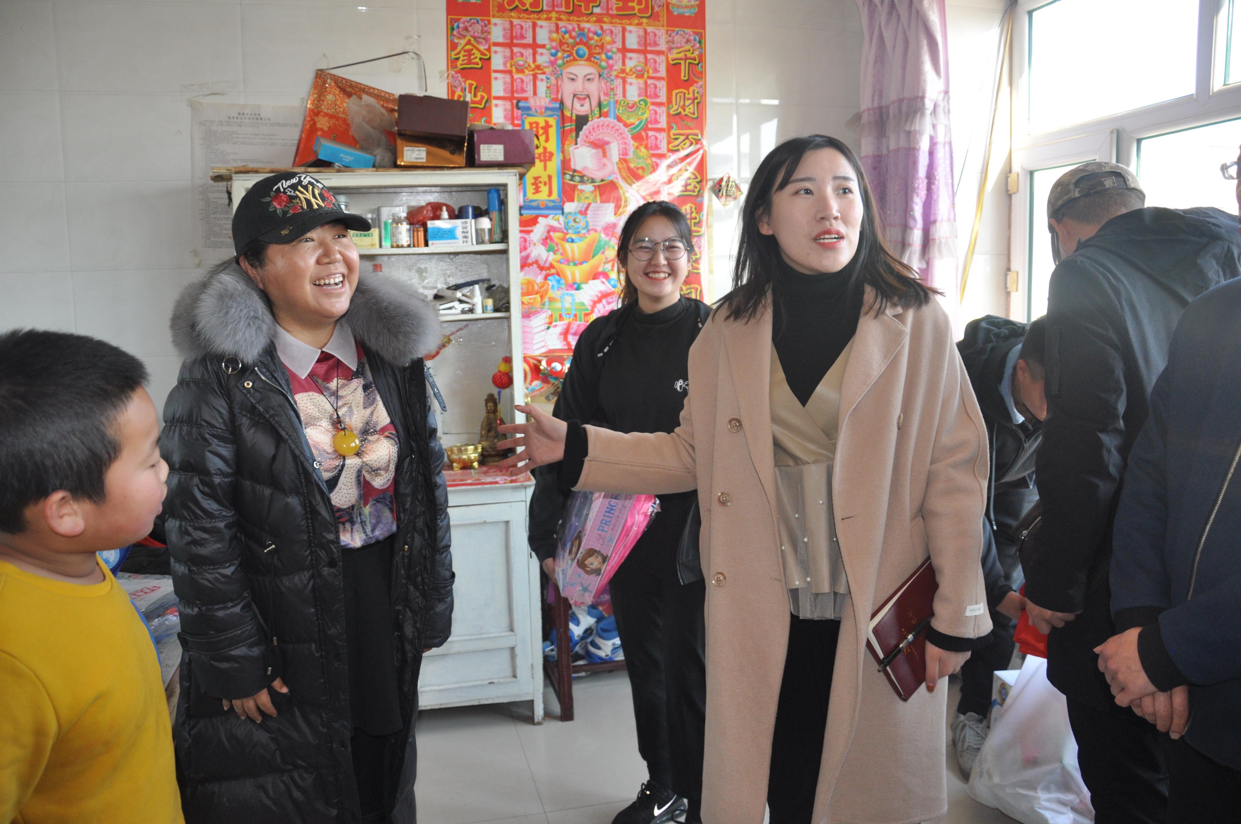 学生党员郝立宏,徐曦,李瑞娟一行五人在德惠市大房身镇党委副书记王伟