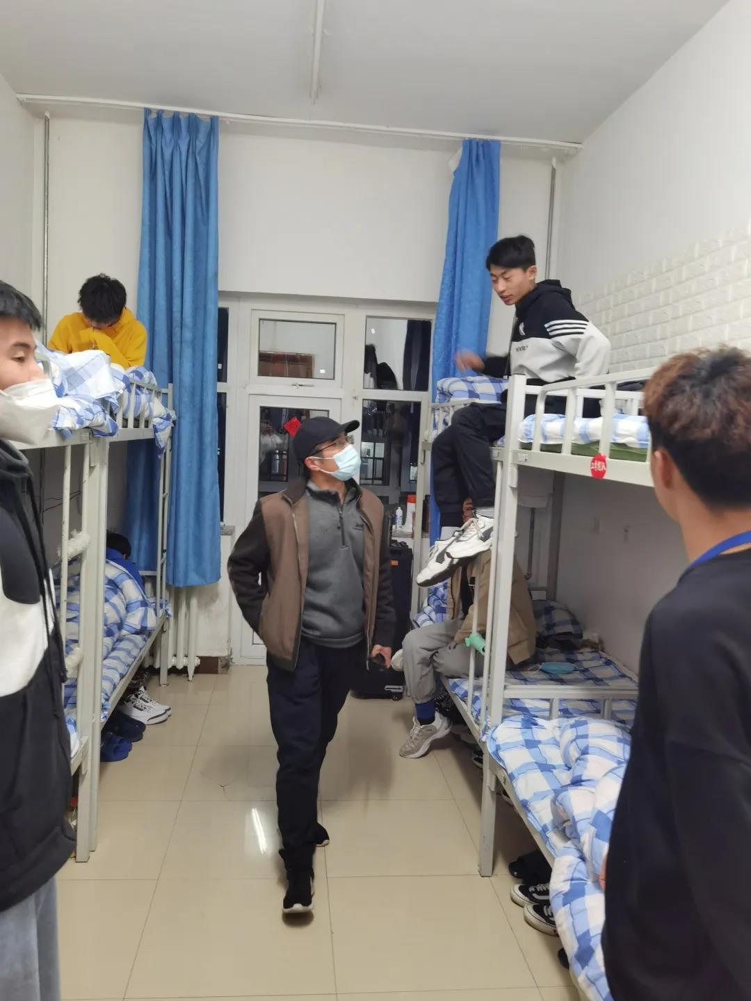 工学院领导进寝室 慰问学生传真情-吉林工商学院工学院网站